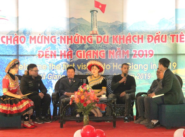 Hà Giang: Chào mừng những vị khách nước ngoài đầu tiên của năm 2019 - Ảnh 1.
