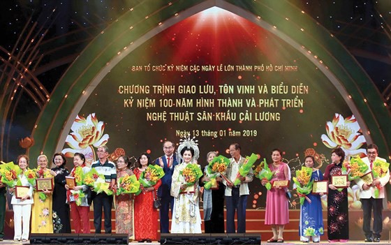 Biểu diễn và tôn vinh 100 năm nghệ thuật sân khấu cải lương hình thành và phát triển  - Ảnh 1.