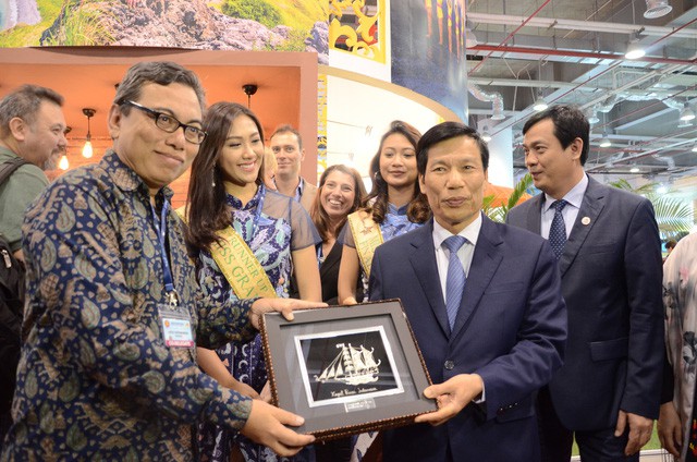 Bộ trưởng Nguyễn Ngọc Thiện thăm Hội chợ Du lịch Travex 2019 - Ảnh 1.