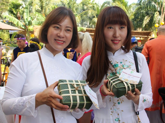 Khách quốc tế trải nghiệm tết Việt với lễ hội bánh chưng - Ảnh 1.
