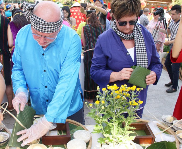 Khách quốc tế trải nghiệm tết Việt với lễ hội bánh chưng - Ảnh 2.