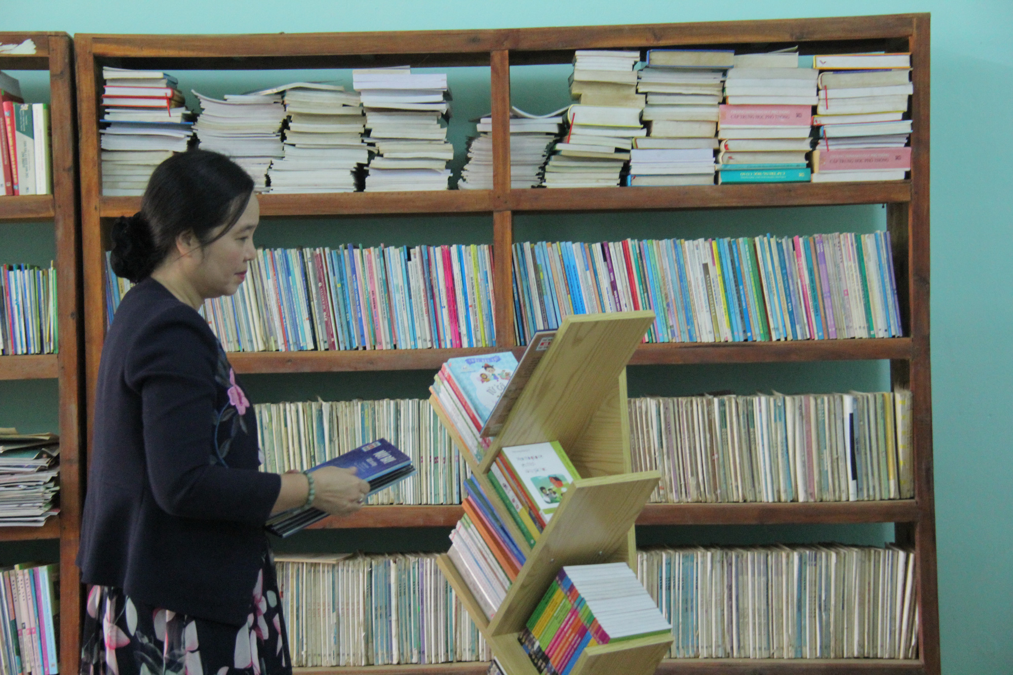 Trao tặng hơn 4.000 đầu sách cho các thư viện, trường học tỉnh Hòa Bình - Ảnh 7.