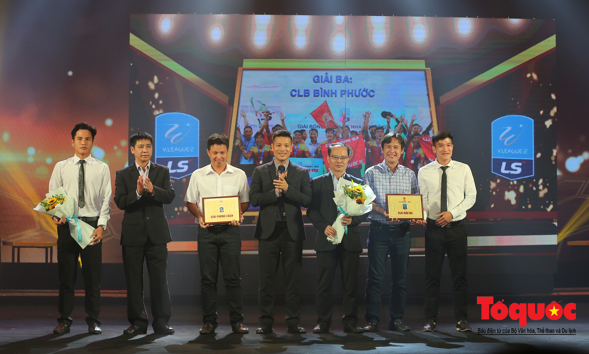 Bộ trưởng Nguyễn Ngọc Thiện trao Cup vô địch V.League cho CLB Hà Nội - Ảnh 19.