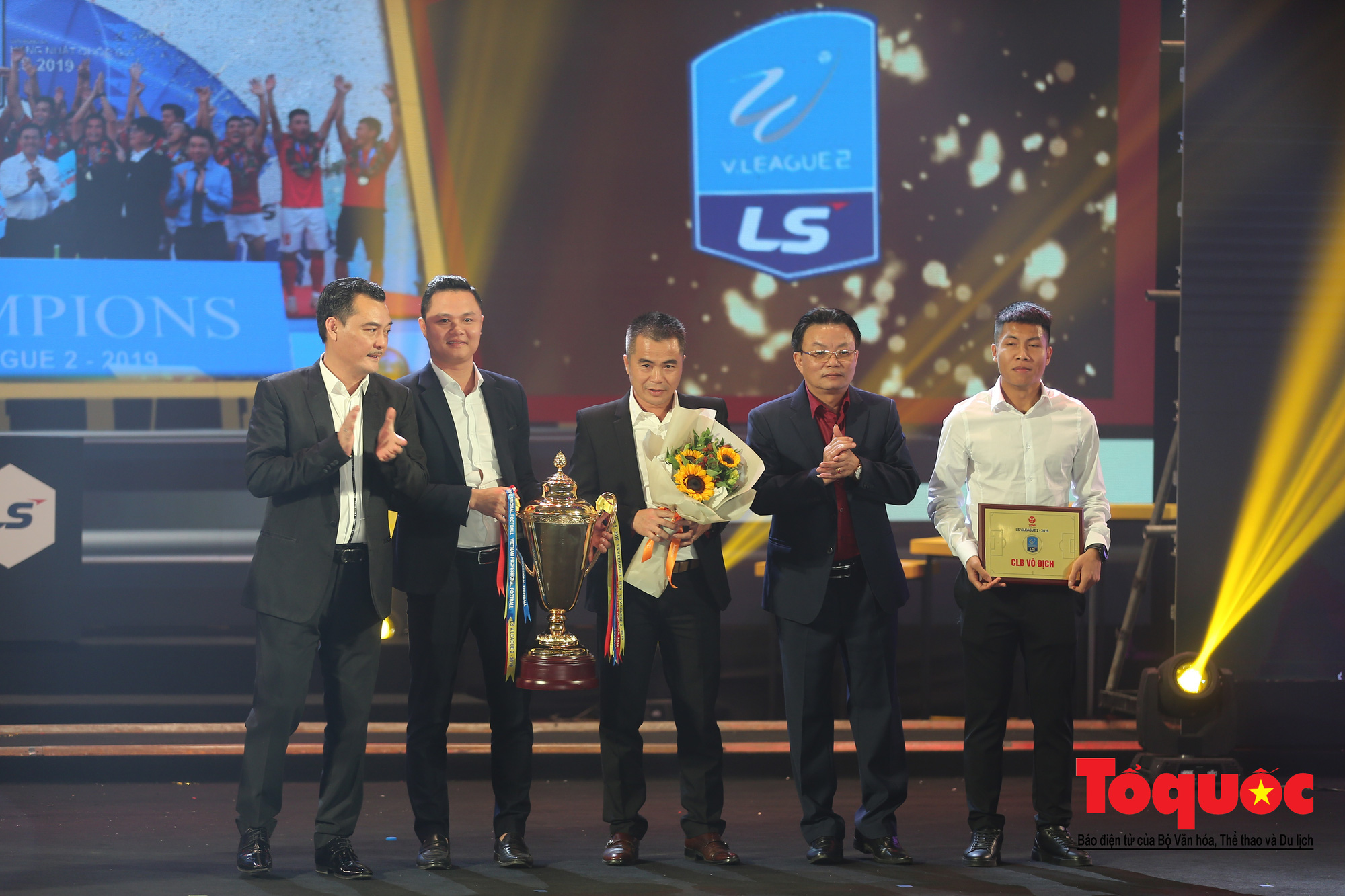 Bộ trưởng Nguyễn Ngọc Thiện trao Cup vô địch V.League cho CLB Hà Nội - Ảnh 18.