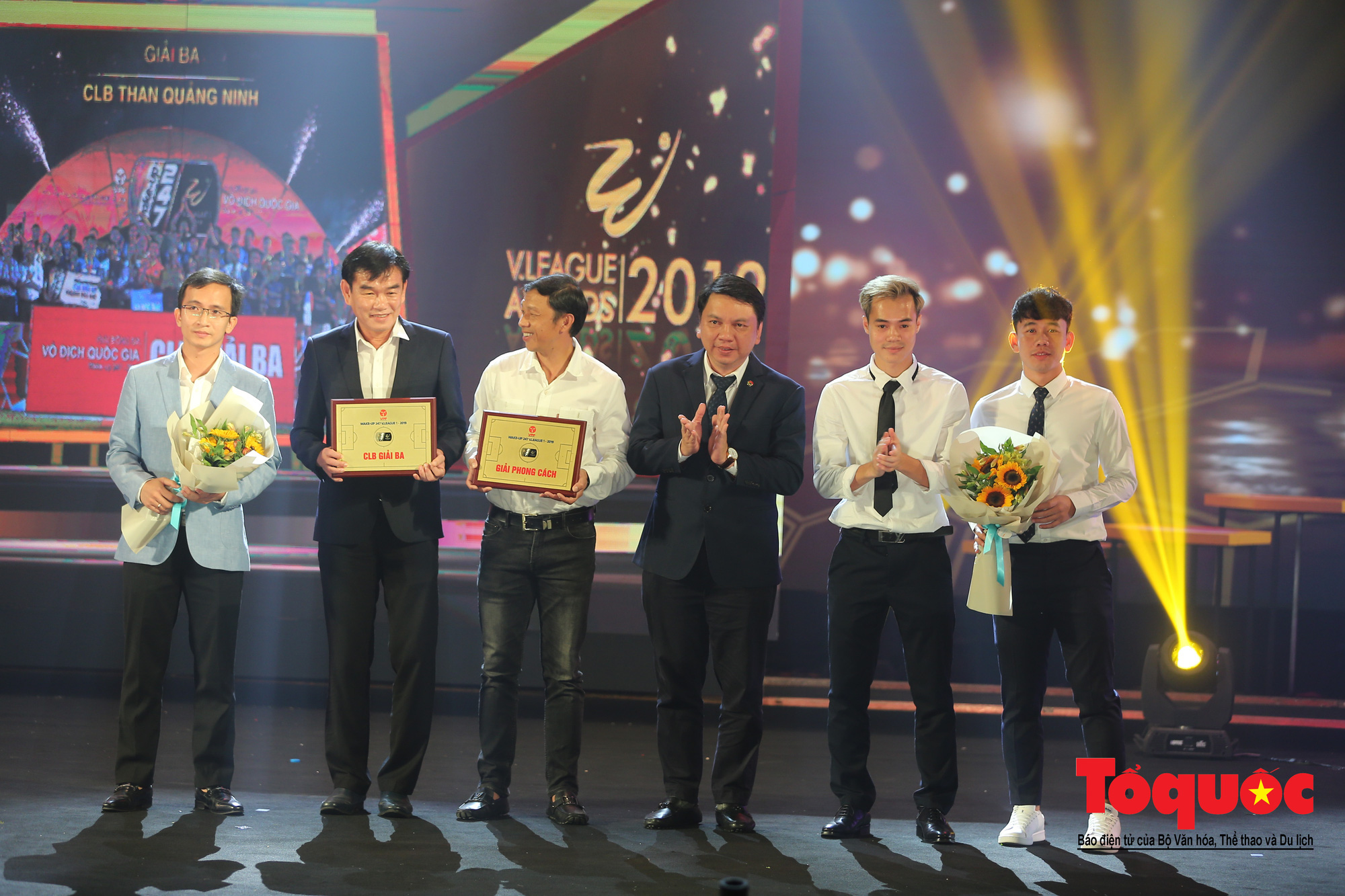 Bộ trưởng Nguyễn Ngọc Thiện trao Cup vô địch V.League cho CLB Hà Nội - Ảnh 16.