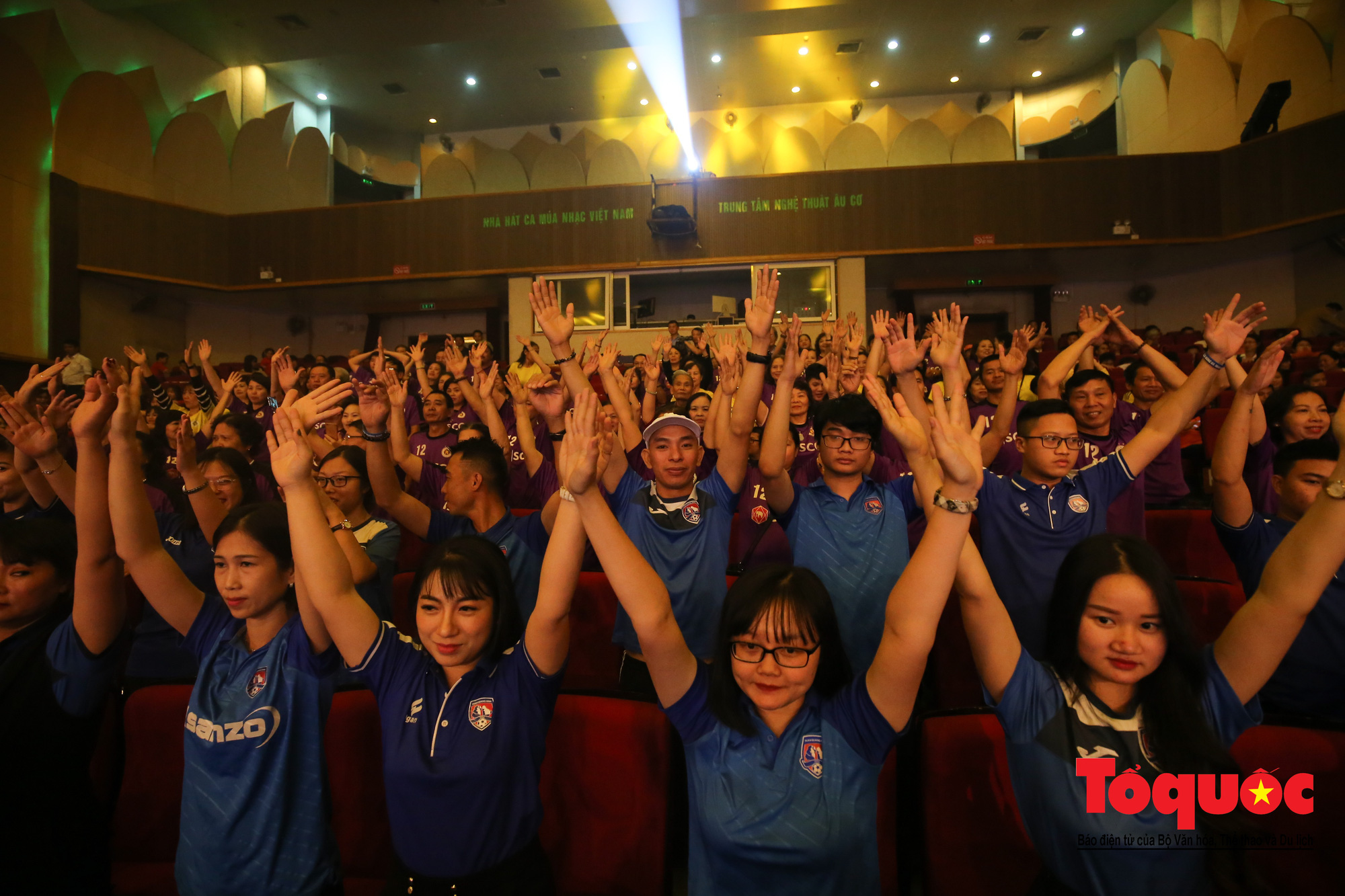 Bộ trưởng Nguyễn Ngọc Thiện trao Cup vô địch V.League cho CLB Hà Nội - Ảnh 13.