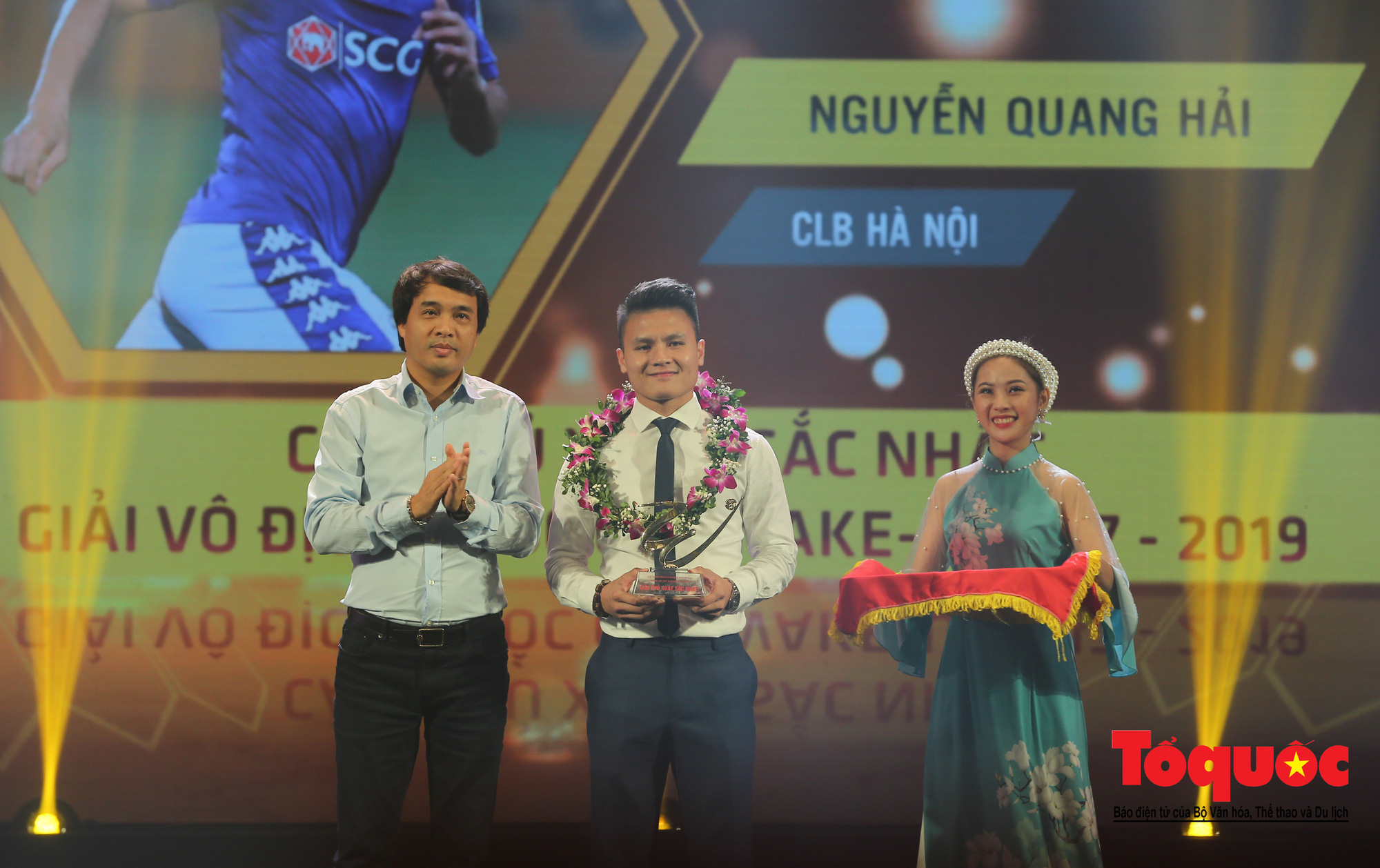 Bộ trưởng Nguyễn Ngọc Thiện trao Cup vô địch V.League cho CLB Hà Nội - Ảnh 8.