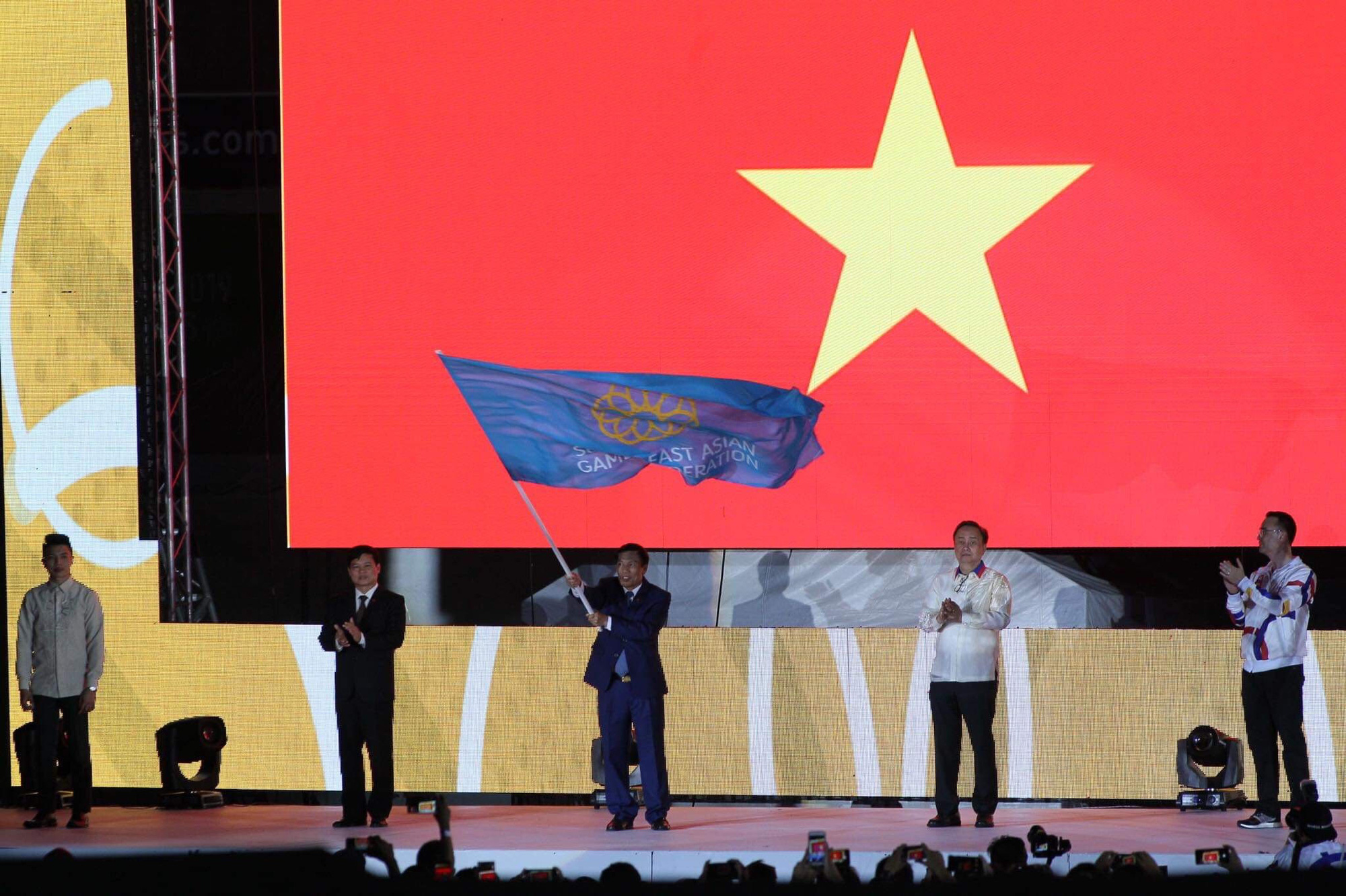 Bộ trưởng Bộ Văn hóa, Thể thao và Du lịch Nguyễn Ngọc Thiện nhận cờ đăng cai SEA Games - Ảnh 1.