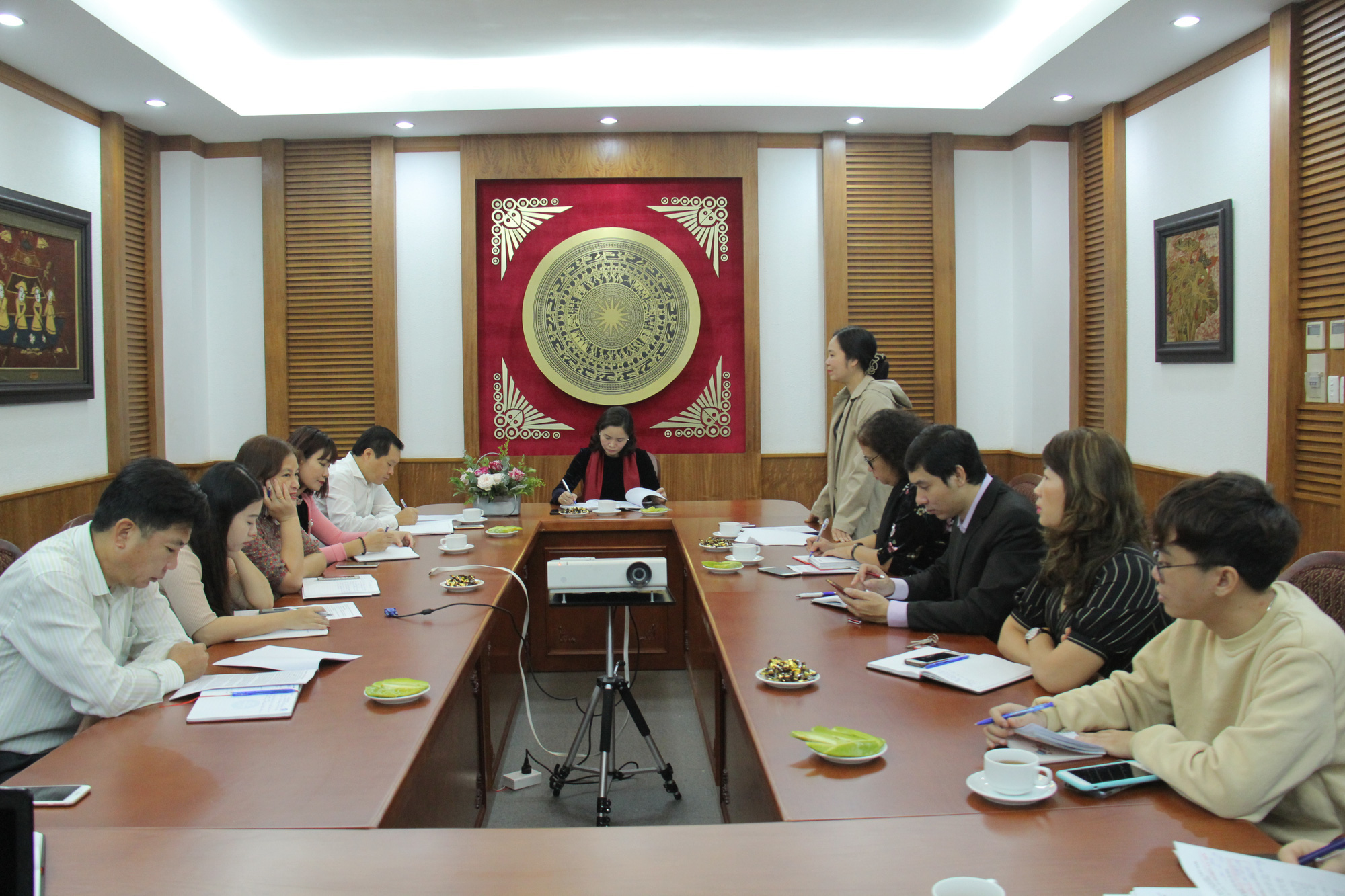 Thứ trưởng Trịnh Thị Thủy đánh giá cao sự nỗ lực vượt bậc trong thực hiện nhiệm vụ của Vụ Thư viện - Ảnh 3.
