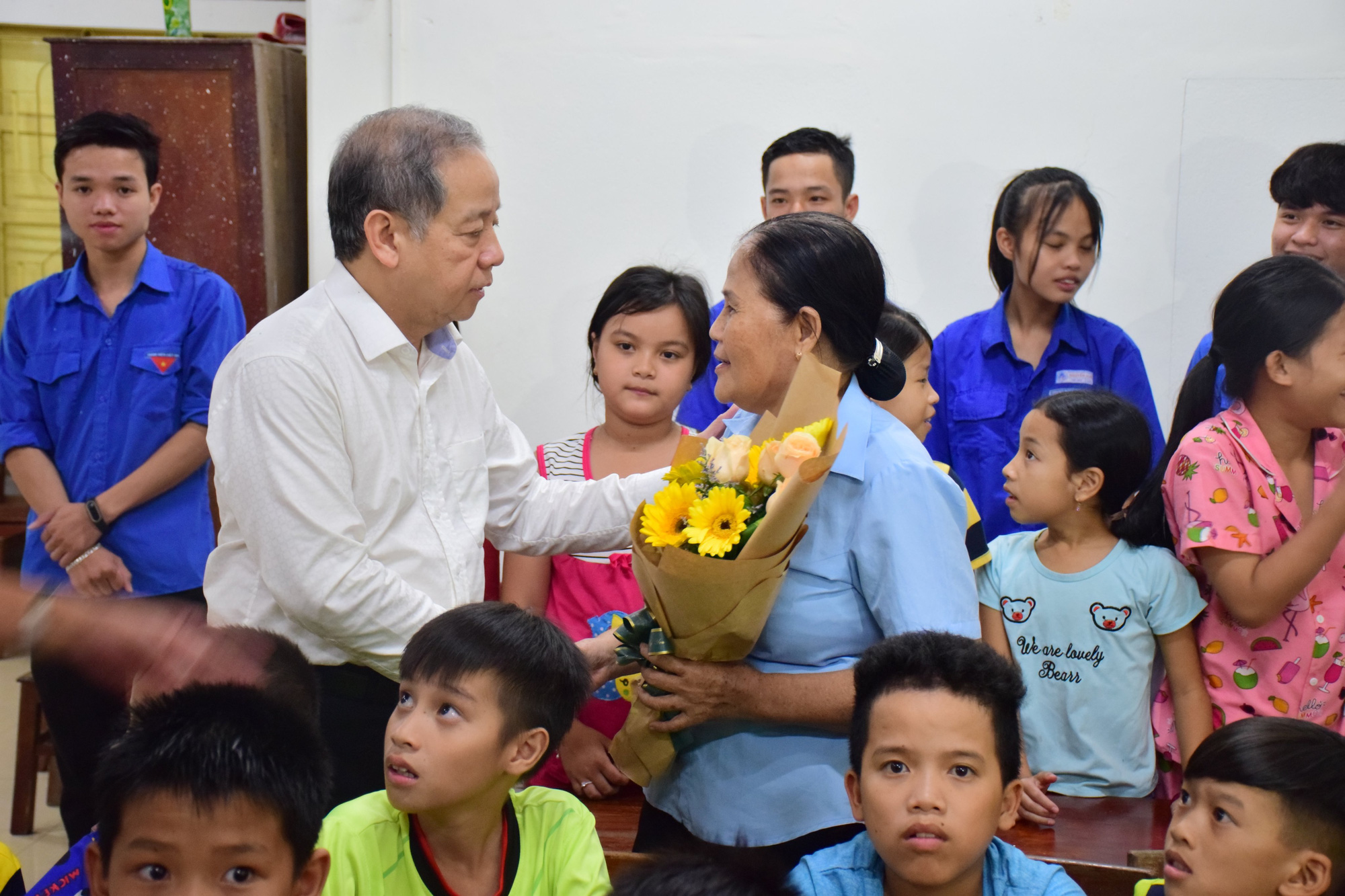 Thăm các lớp học tình thương, Chủ tịch tỉnh Thừa Thiên Huế nói điều này khiến thầy cô xúc động - Ảnh 1.