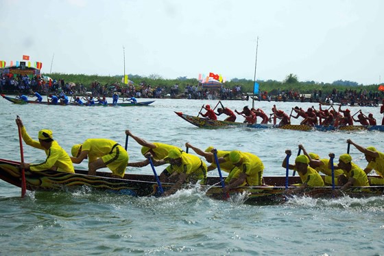 Lễ hội đua thuyền vùng sông nước ở Quảng Ngãi - Ảnh 1.