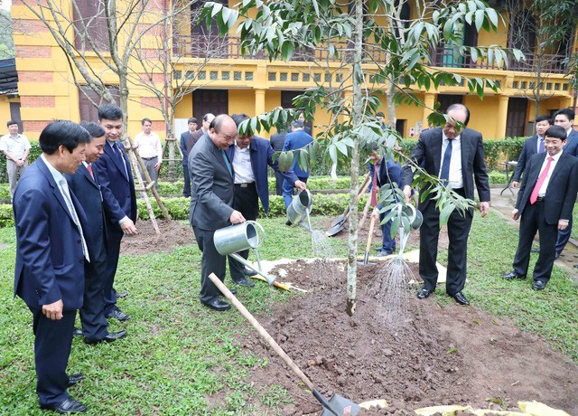 Đầu xuân Kỷ Hợi 2019, Thủ tướng dâng hương và trồng cây lưu niệm tại Khu di tích Chủ tịch Hồ Chí Minh tại Phủ Chủ tịch  - Ảnh 3.