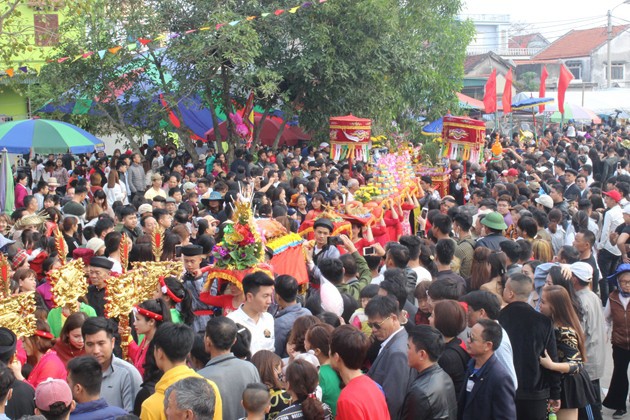 Quảng Ninh: Độc đáo lễ hội rước người sống lên miếu Tiên Công - Ảnh 1.