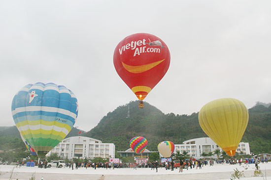 Trải nghiệm thú vị cùng Lễ hội bay khinh khí cầu quốc tế tại Sơn La - Ảnh 1.