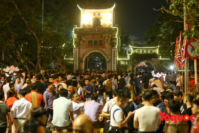 Hàng nghìn du khách thập phương về dự lễ Khai ấn đền Trần Xuân Kỷ Hợi 2019 - Ảnh 1.