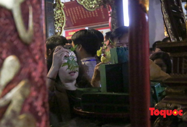 Hàng nghìn du khách thập phương về dự lễ Khai ấn đền Trần Xuân Kỷ Hợi 2019 - Ảnh 11.
