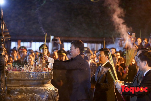 Hàng nghìn du khách thập phương về dự lễ Khai ấn đền Trần Xuân Kỷ Hợi 2019 - Ảnh 4.