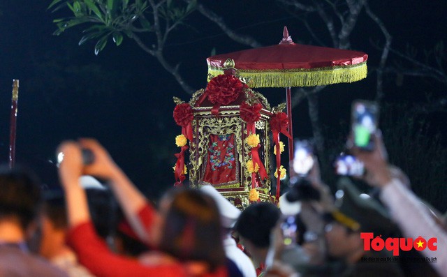 Hàng nghìn du khách thập phương về dự lễ Khai ấn đền Trần Xuân Kỷ Hợi 2019 - Ảnh 6.