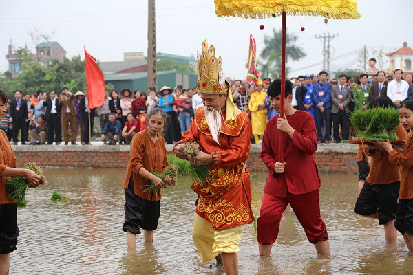 Độc đáo Lễ hội Vua Hùng dạy dân cấy lúa  - Ảnh 1.
