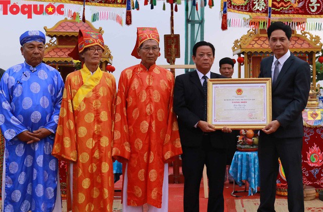 Trao Bằng chứng nhận Lễ hội Cầu ngư tại Đà Nẵng vào Danh mục di sản văn hóa phi vật thể quốc gia - Ảnh 1.