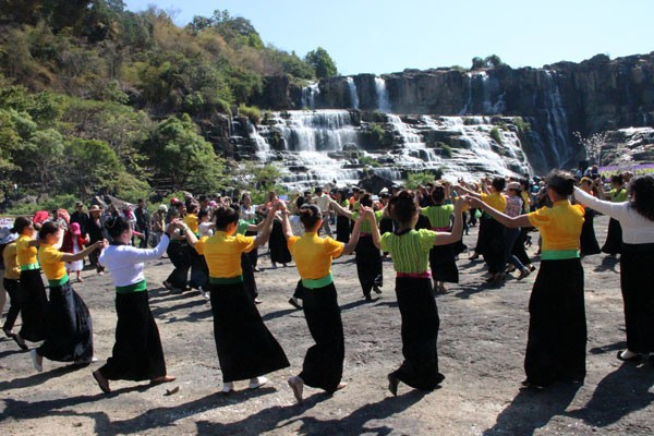 Lâm Đồng: Tưng bừng Lễ hội mùa Xuân dưới chân thác Pougour - Ảnh 1.