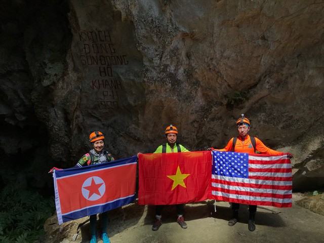 Quốc kỳ Việt - Mỹ - Triều cùng xuất hiện trong hang Sơn Đoòng - Ảnh 2.