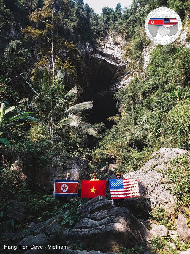 Quốc kỳ Việt - Mỹ - Triều cùng xuất hiện trong hang Sơn Đoòng - Ảnh 5.