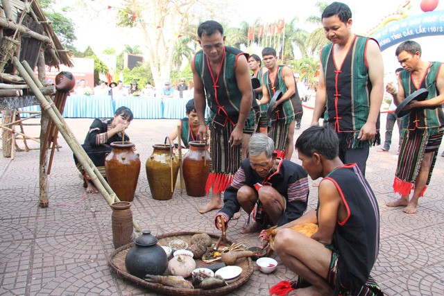Đắk Lắk: Tổ chức Trình diễn Lễ cúng mừng lúa mới của người MNông Gar - Ảnh 1.