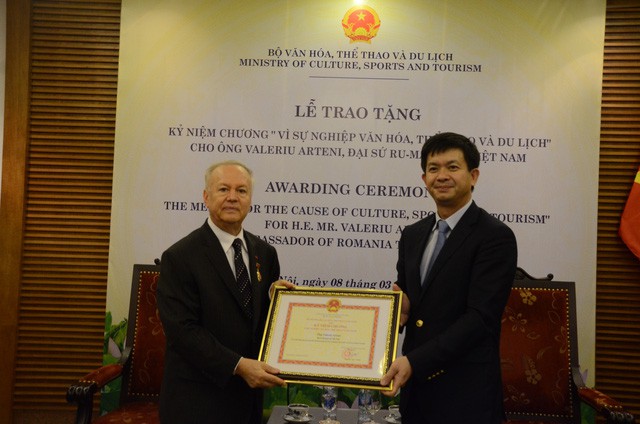 Thứ trưởng Lê Quang Tùng trao tặng Kỷ niệm chương cho Đại sứ Rumani tại Việt Nam - Ảnh 2.
