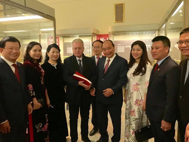 Thủ tướng Nguyễn Xuân Phúc thăm triển lãm Những nền văn hóa cổ Việt Nam tại Nga - Ảnh 1.