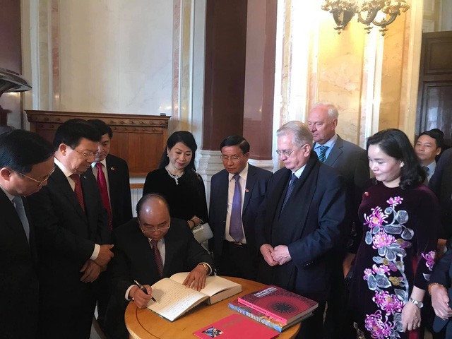 Thủ tướng Nguyễn Xuân Phúc thăm triển lãm Những nền văn hóa cổ Việt Nam tại Nga - Ảnh 3.