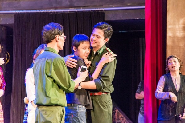 Xúc động đêm diễn gây quỹ từ thiện cho nữ nhân viên Nhà hát kịch Việt Nam tử nạn tại hầm Kim Liên - Ảnh 13.