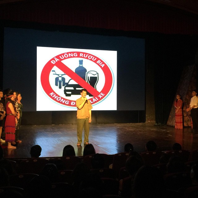 Xúc động đêm diễn gây quỹ từ thiện cho nữ nhân viên Nhà hát kịch Việt Nam tử nạn tại hầm Kim Liên - Ảnh 8.