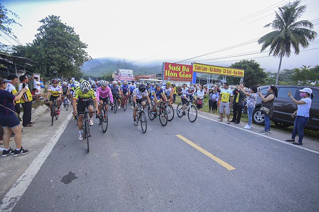 Sôi nổi Giải đua xe đạp tỉnh Khánh Hòa mở rộng leo đèo Hòn Giao - Ảnh 1.
