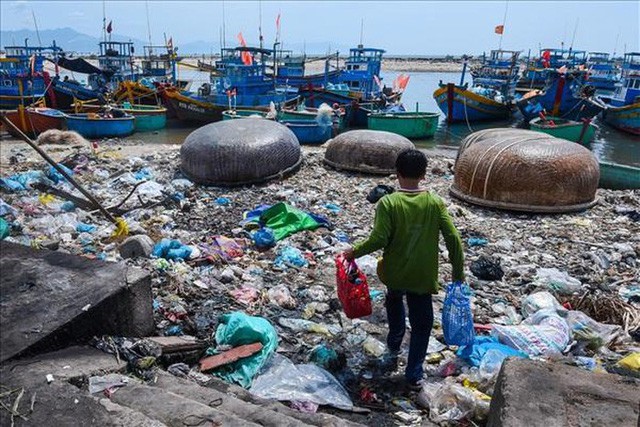 Triển lãm những hình ảnh đáng báo động về rác thải nhựa và sự kêu cứu từ đại dương - Ảnh 1.