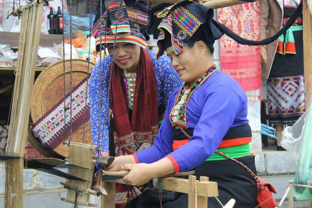 Trải nghiệm nghề dệt thủ công truyền thống các dân tộc tại Ngôi nhà chung - Ảnh 1.