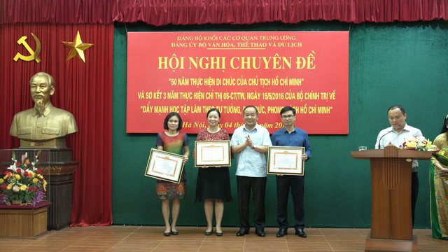 Khen thưởng 30 tập thể, cá nhân của Bộ VHTTDL đạt thành tích xuất sắc trong học tập và làm theo tư tưởng, đạo đức, phong cách Hồ Chí Minh - Ảnh 3.