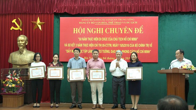 Khen thưởng 30 tập thể, cá nhân của Bộ VHTTDL đạt thành tích xuất sắc trong học tập và làm theo tư tưởng, đạo đức, phong cách Hồ Chí Minh - Ảnh 4.