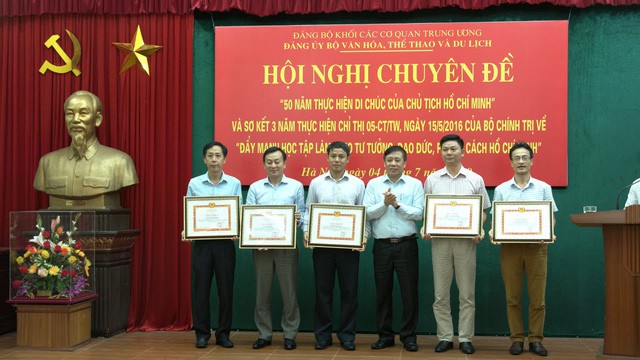 Khen thưởng 30 tập thể, cá nhân của Bộ VHTTDL đạt thành tích xuất sắc trong học tập và làm theo tư tưởng, đạo đức, phong cách Hồ Chí Minh - Ảnh 5.