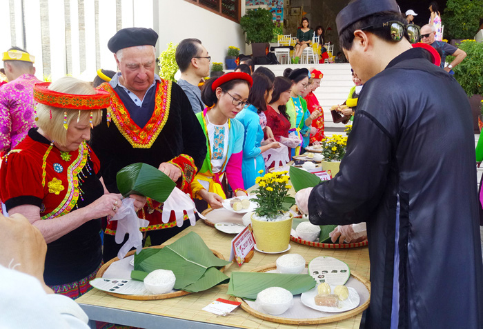 Khách quốc tế trải nghiệm gói bánh chưng đón tết Canh Tý tại Bình Thuận - Ảnh 1.