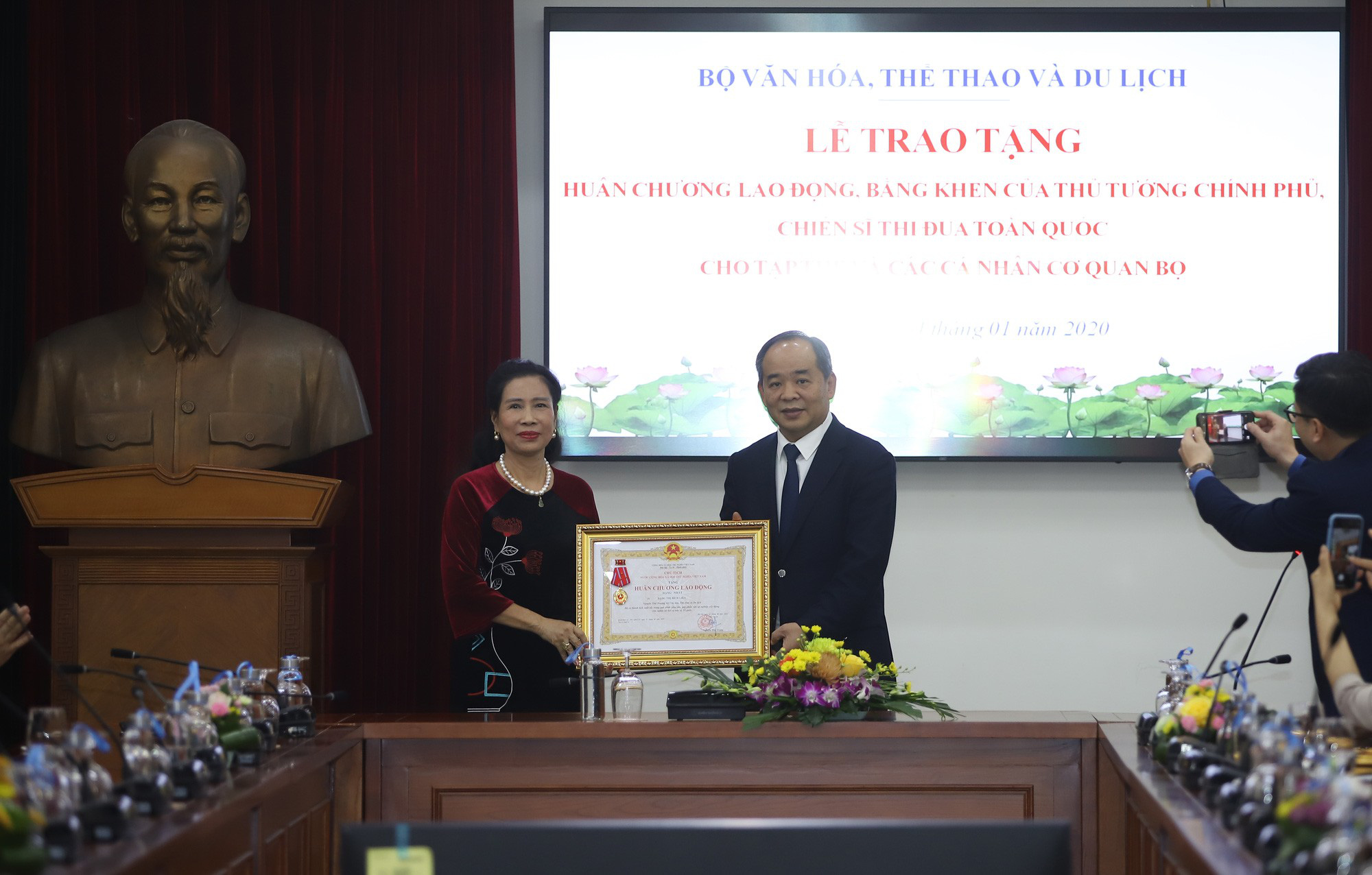 Trao tặng nhiều Huân chương của Chủ tịch nước, Bằng khen của Thủ tướng Chính phủ cho các tập thể, cá nhân xuất sắc thuộc Bộ VHTTDL - Ảnh 1.