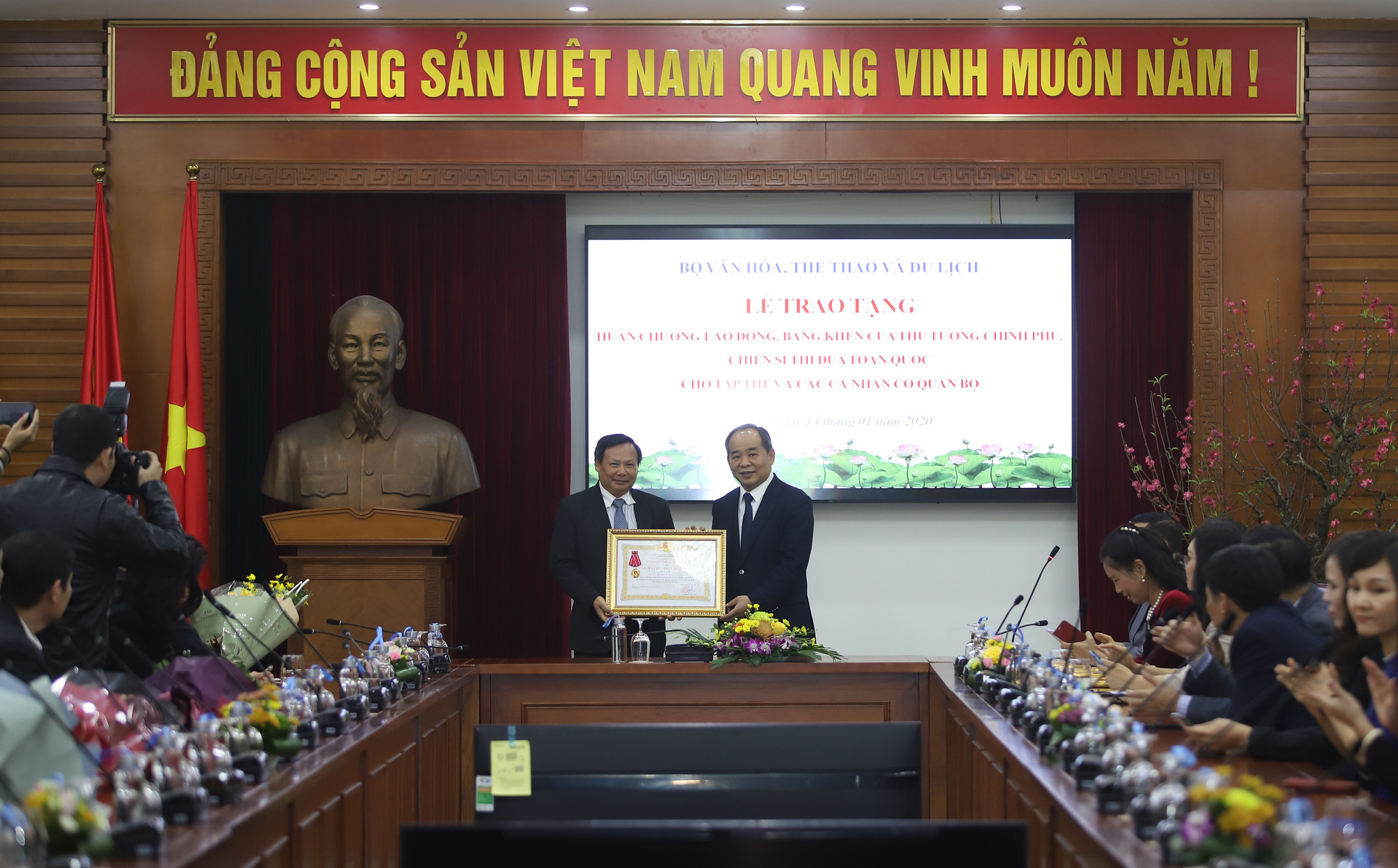 Trao tặng nhiều Huân chương của Chủ tịch nước, Bằng khen của Thủ tướng Chính phủ cho các tập thể, cá nhân xuất sắc thuộc Bộ VHTTDL - Ảnh 3.