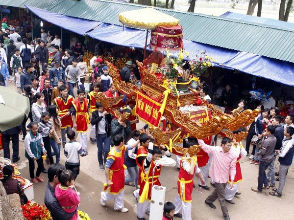 Lễ hội Tản Viên Sơn Thánh lần đầu tiên phục dựng nghi lễ rước kiệu liên vùng sau nhiều năm gián đoạn - Ảnh 1.