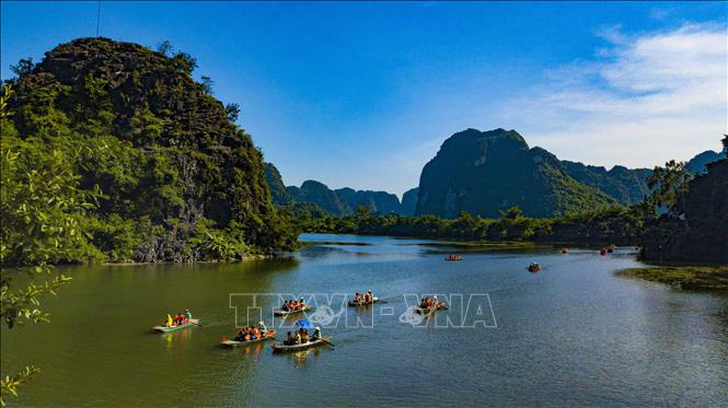 Ninh Bình đón 7,6 triệu lượt du khách năm 2019 - Ảnh 1.