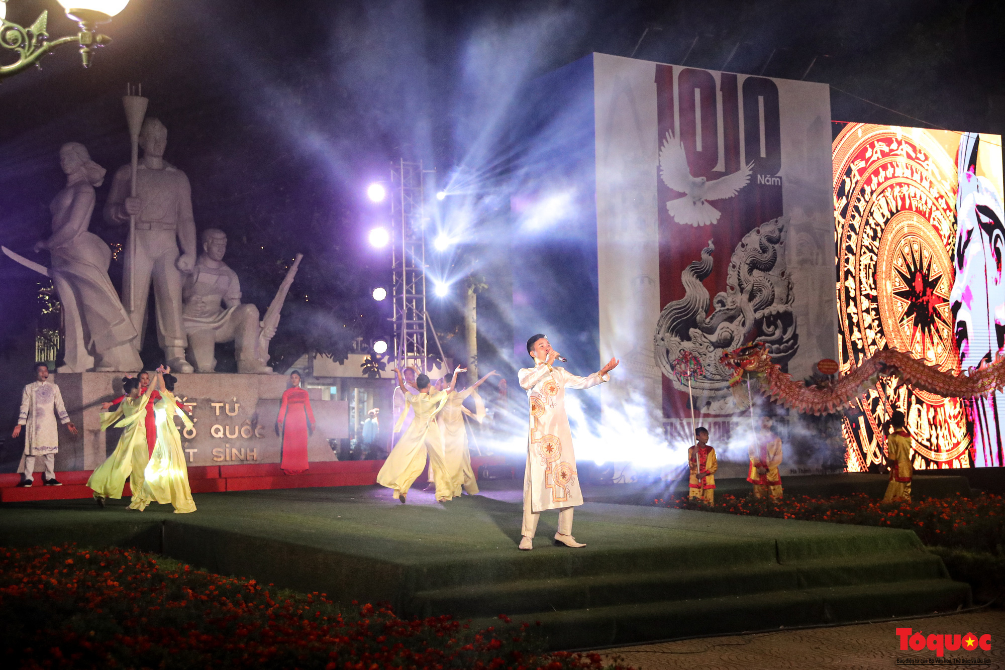 Tái hiện lại “Hào khí Thăng Long&quot; trên phố đi bộ với chương trình nghệ thuật đặc biệt kỷ niệm 1010 năm Thăng Long - Hà Nội - Ảnh 1.