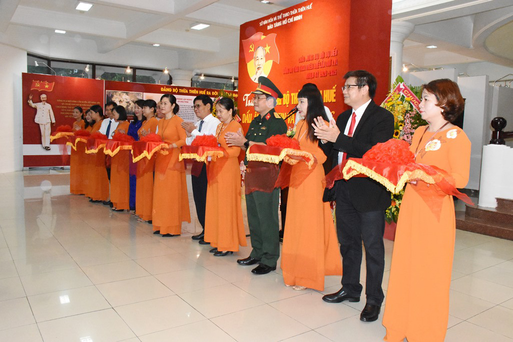 Khai mạc triển lãm chuyên đề “Đảng bộ Thừa Thiên Huế - Dấu ấn, niềm tin và khát vọng” - Ảnh 2.