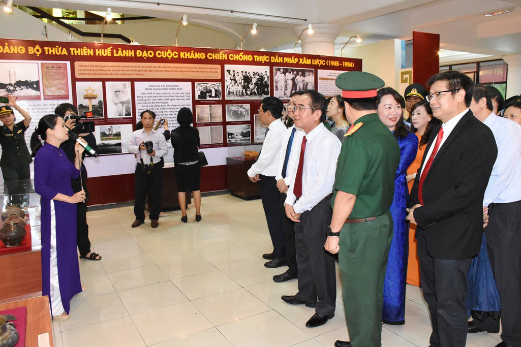 Khai mạc triển lãm chuyên đề “Đảng bộ Thừa Thiên Huế - Dấu ấn, niềm tin và khát vọng” - Ảnh 3.