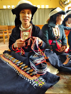 Bảo tồn trang phục truyền thống của người Dao Quần chẹt - Ảnh 2.