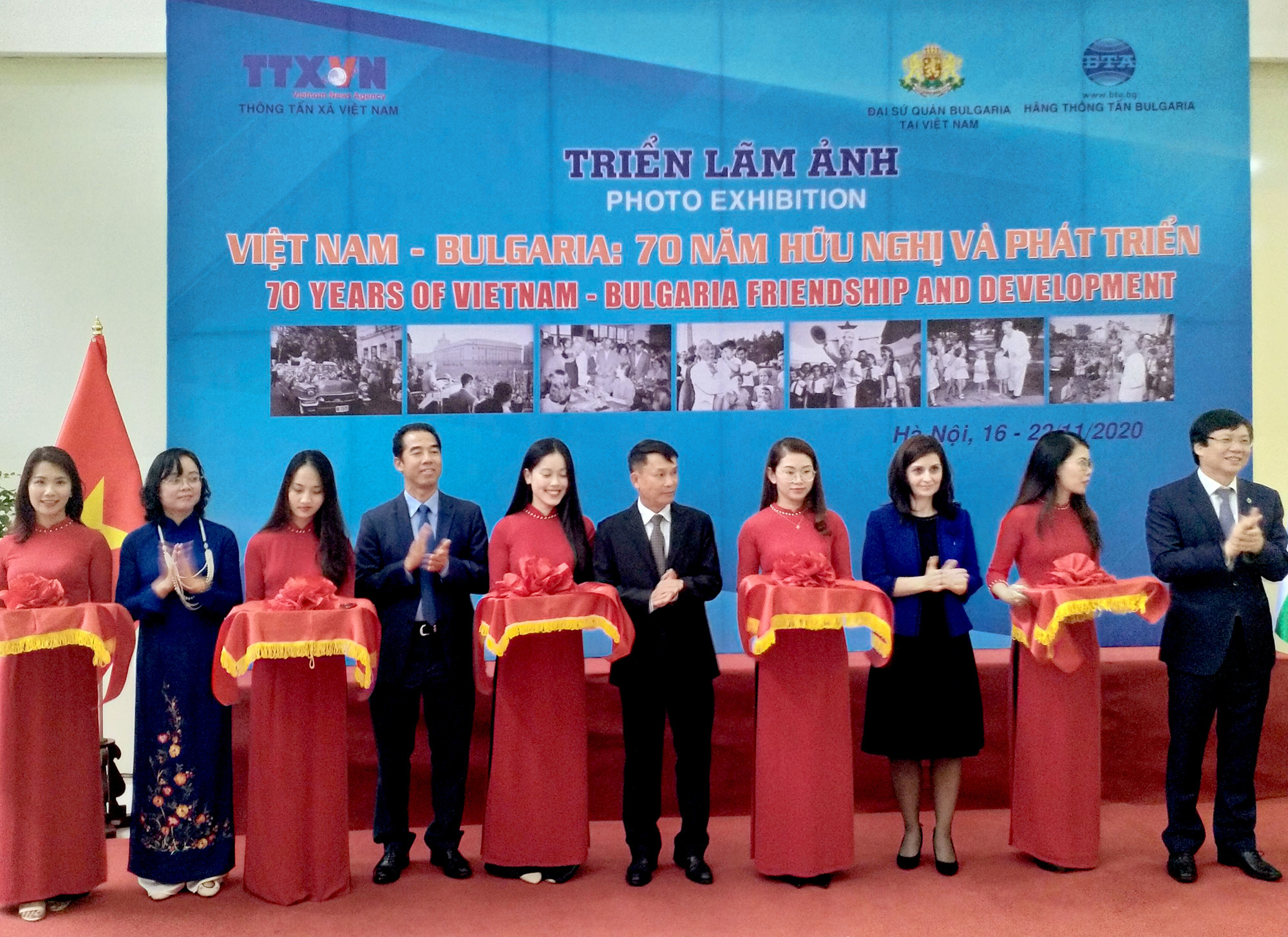 Khai mạc Triển lãm ảnh “Việt Nam-Bungari: 70 năm hữu nghị và phát triển” - Ảnh 1.