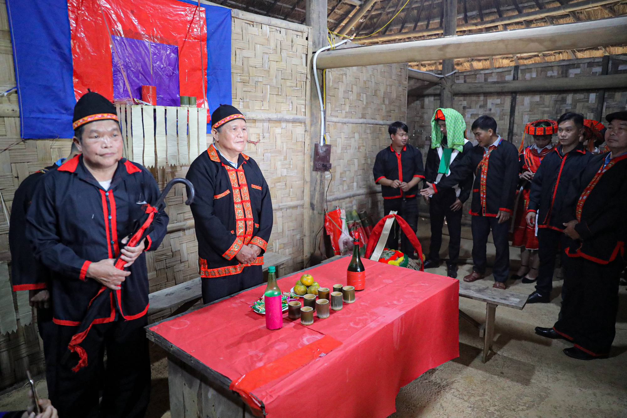 Tái hiện lễ cưới của Dân tộc Pà Thẻn (Hà Giang) và nghi lễ Mừng lúa mới của dân tộc Bahnar (Gia Lai)  tại Hà Nội - Ảnh 2.